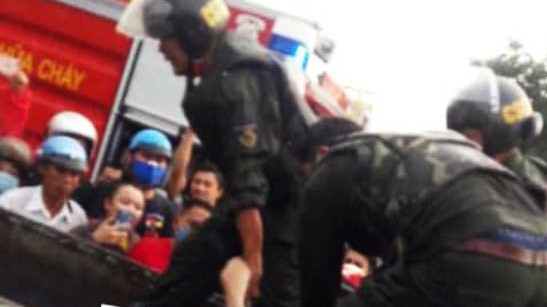 Lực lượng chức năng khống chế, đưa đối tượng về trụ sở công an