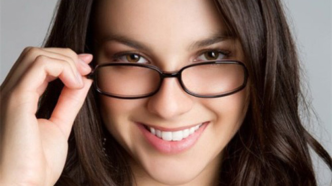 Đi bơi, tuyệt đối không được đeo kính áp tròng