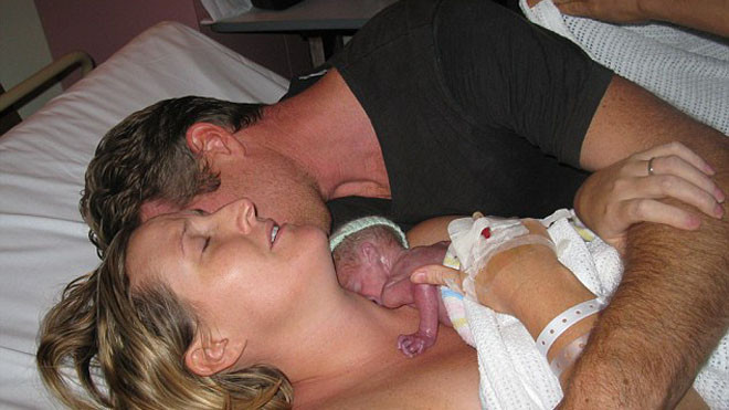 Các bác sĩ thông báo không thể cứu cậu bé. Tuy nhiên cậu bé đã sống lại sau khi được nằm trong vòng tay của mẹ.