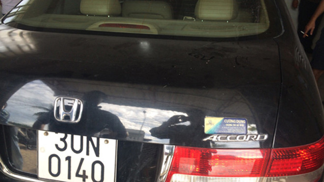 Chiếc ôtô bị khám xét. Ảnh: C.A