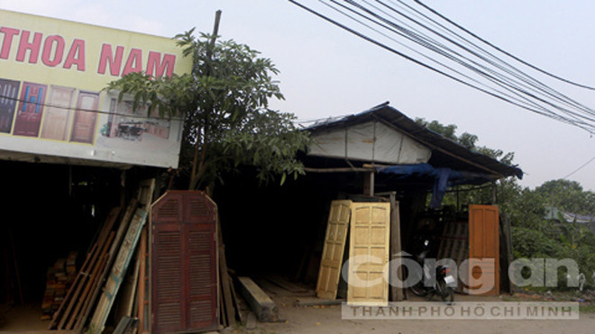 Những cửa hàng lụp sụp ở phố Ngọc Đại chỉ kinh doanh mặt hàng duy là cửa cũ, xác nhà