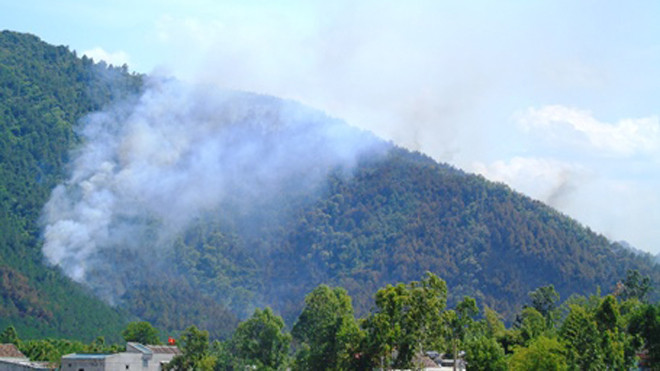 Đám cháy xuất hiện gần nhà dân