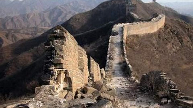 Một đoạn Vạn lý trường thành bị hư hại nặng - Ảnh: CNTV