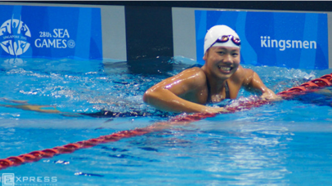 Ánh Viên cười tươi sau phần thi tốt hôm 10/6. Ảnh: Hữu Nhơn.