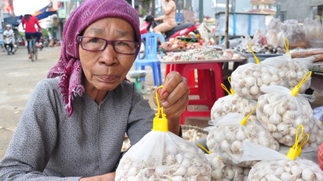 Tỏi cô đơn được bày bán ở gần khu vực cảng Lý Sơn. Ảnh:Trí Tín.