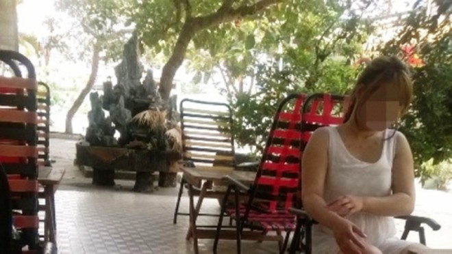 Các nhân viên ăn mặc "mát mẻ" hút khách.