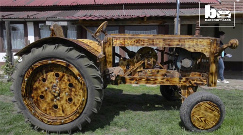 Người nông dân tự chế máy kéo bằng gỗ