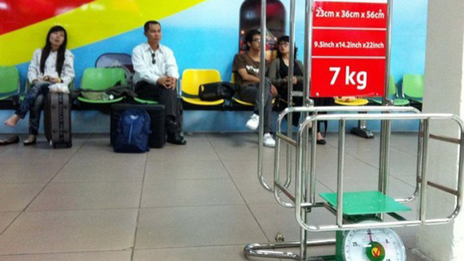 Khung để cân trọng lượng và đo kích thước của hành lý xách tay mang lên máy bay đặt tại cửa khởi hành.