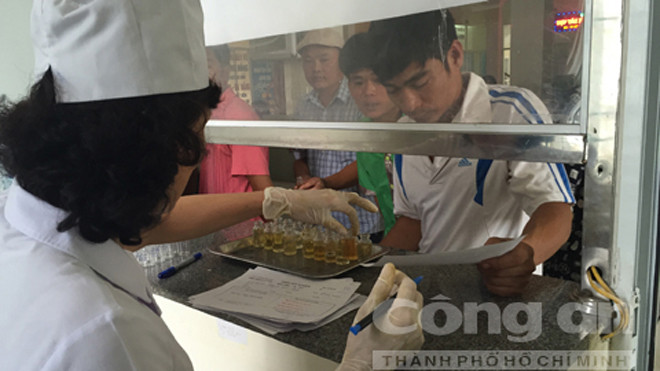 Các lái xe đang làm việc tại các HTX và DN vận tải hành khách trên địa bàn tỉnh Nghệ An được kiểm tra sức khỏe trong đợt 1. Ảnh: Báo CA TP.HCM