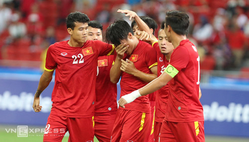 Hồng Quân bưng mặt sau khi ghi bàn. Ảnh: Đức Đồng.