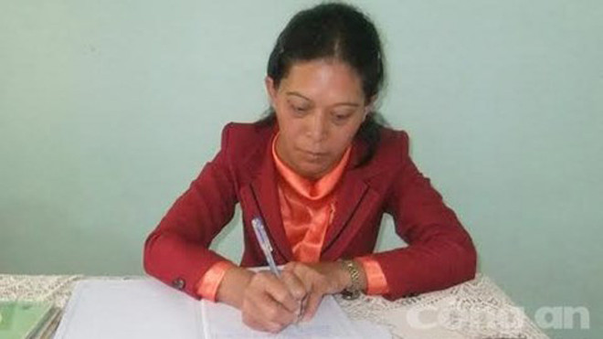 Cô Cil Jẹ đang soạn giáo án dù bệnh nặng