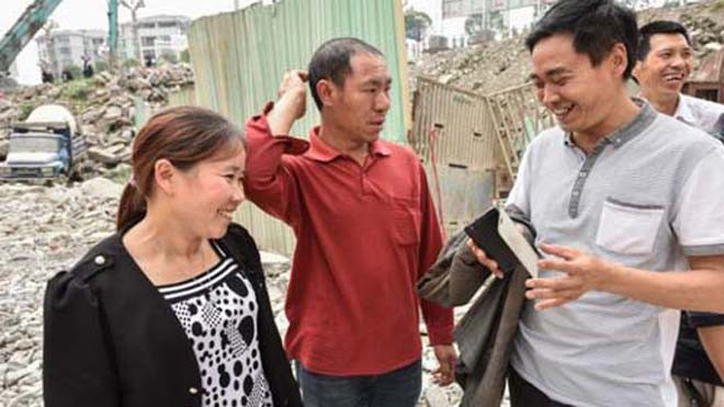 Bà Luo Kaisu (trái) và ông Ji Yuankui (giữa) ngượng khi được ca ngợi là những người hùng. Ảnh: Xinhua.