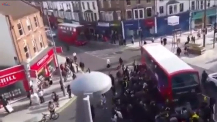 Hàng trăm người nhấc bổng xe buýt 2 tầng cứu nạn nhân mắc kẹt