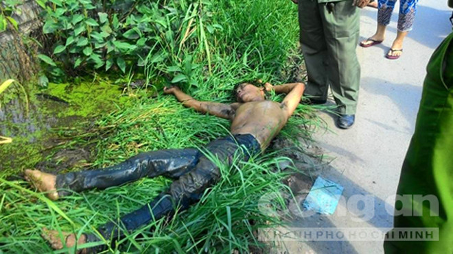 Nam thanh niên ngáo đá nằm vật vờ.