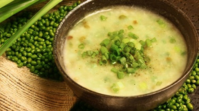 Cháo đậu xanh.