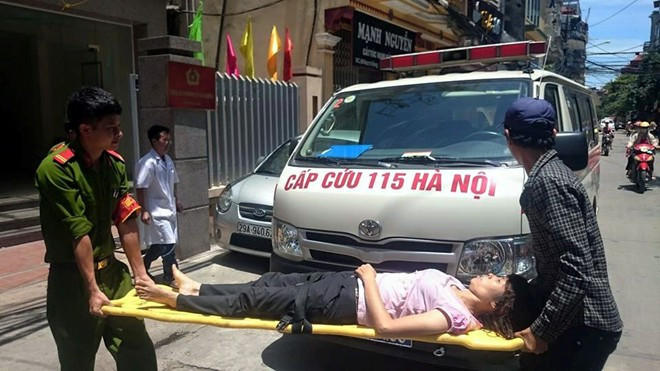 Người phụ nữ nhảy cầu được sơ cứu tại Công an phường Chương Dương. Ảnh: Đại Dương.