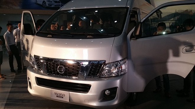 Nissan NV350 Urvan 'xuất trận' cạnh tranh Ford Transit