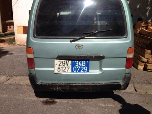 Chiếc xe biển xanh giả và biển thật (Ảnh: Nhật Minh)