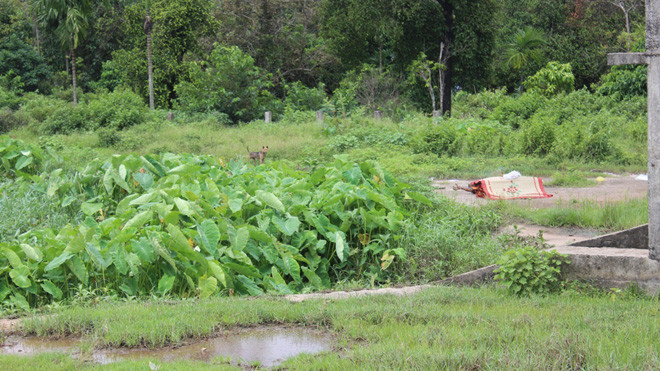 Thi thể nạn nhân được vớt lên bờ.