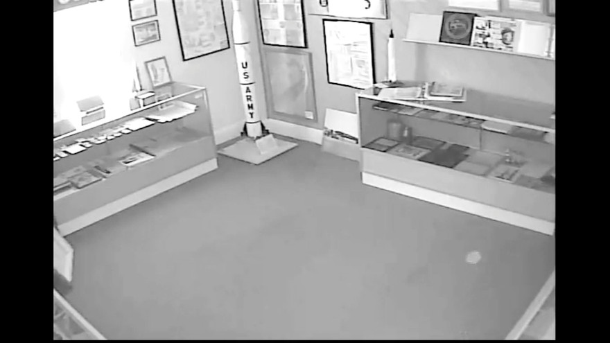 Vật thể bay lạ xuất hiện, biến mất bí ẩn trong bảo tàng Mỹ