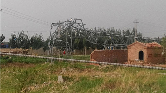 Lốc xoáy dữ dội hất tung xe cộ ở Trung Quốc