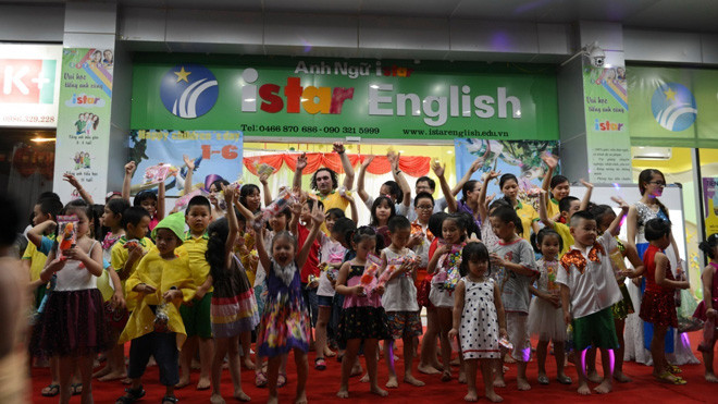 Các em thay nhau làm diễn viên và khán giả. Có nhiều bé còn rất nhỏ, khi làm khán giả thì trông cũng khá… ngây ngô!