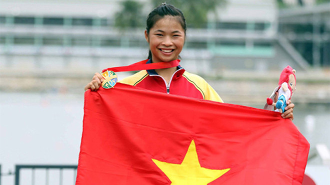 Trương Thị Phương rạng rỡ khi nhận HC. Ảnh: Lâm Đồng.