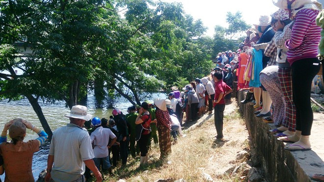 Thi thể nạn nhân trôi dạt trên sông Hiếu, được ông Nhạn phát hiện lúc 9h ngày 15/6. Ảnh: Đức Đăng.