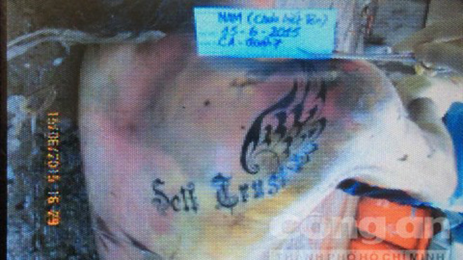 Hình xăm lạ trên vai nạn nhân - Ảnh: Thiên Long