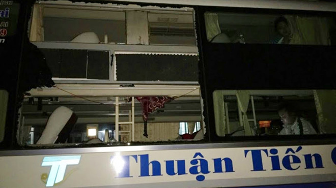 Xe khách bị ném đá trong đêm, tài xế có nguy cơ hỏng mắt