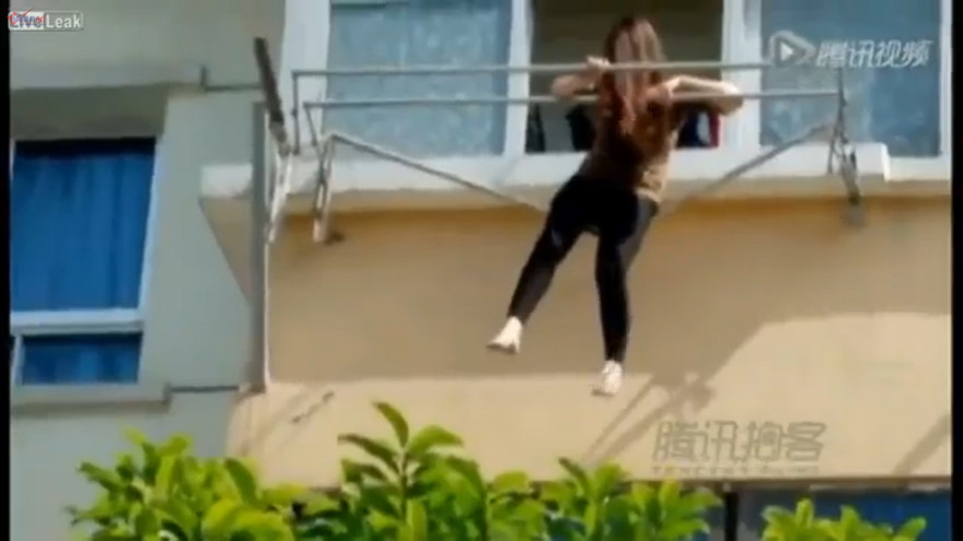 Nhảy lầu tự tử, thiếu nữ mắc vào dây phơi