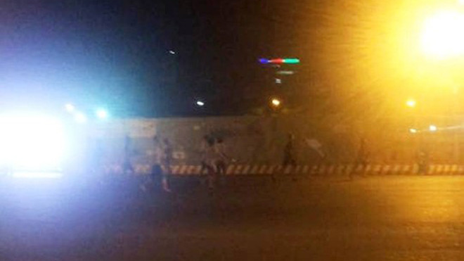 Hàng chục thanh niên choảng nhau ở cạnh chợ Bến Thành khiến nhiều người đi đường, du khách hoảng loạn. Ảnh cắt từ clip do "hiệp sĩ" bắt cướp TP HCM cung cấp.