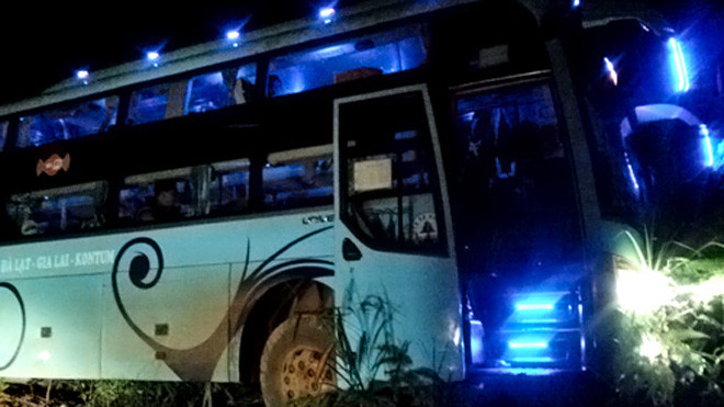 Một phần xe khách đã cheo leo ngoài vực. Ảnh: C.T.V