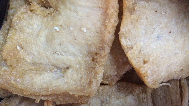 Giòi bò lúc nhúc trong miếng sườn non chay.