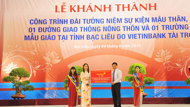 Chủ tịch HĐQT VietinBank Nguyễn Văn Thắng trao tài trợ cho tỉnh Bạc Liêu.