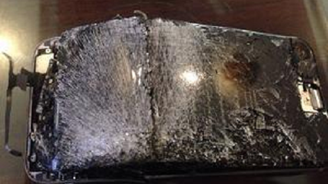 Mặt trước chiếc iPhone phát nổ. Ảnh: Times of India