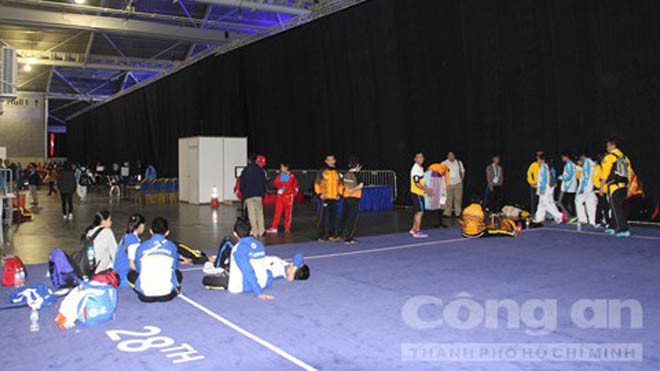 Khung cảnh phía sau tấm màn sàn đấu - Ảnh: Linh Vũ