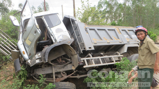 Lao vào vách đồi, tài xế xe tải thoát chết trong gang tấc