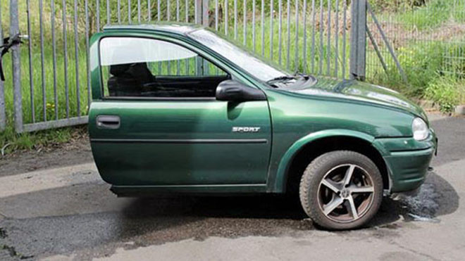 der.juli cắt đồ đạc làm đôi rồi rao bán trên mạng để trêu tức bạn gái cũ. Ảnh: 9news.com.au.