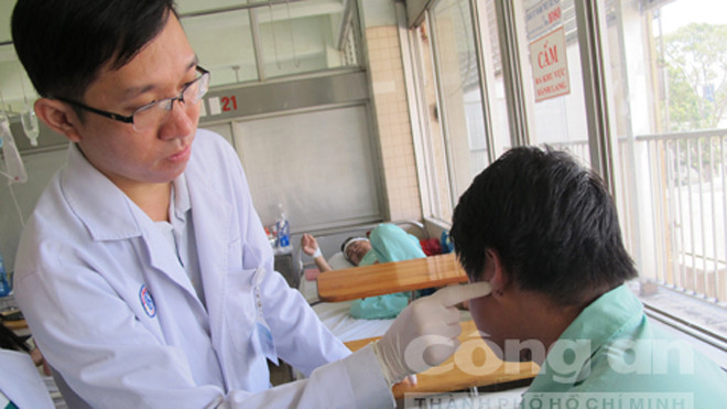 Bác sĩ đang kiểm tra vết thương của Tuyên