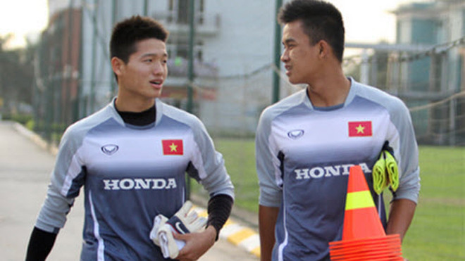 Phí Minh Long bị thương, Phạm Văn Tiến sẽ “gác đền” tối nay.