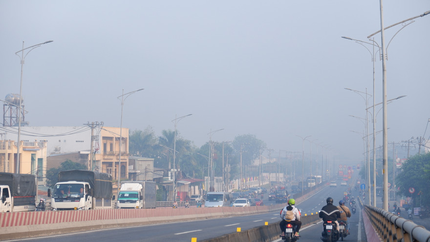 Hình ảnh sương mù mờ mịt nhiều nơi tại TPHCM