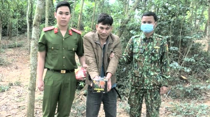 Bắt đối tượng vận chuyển pháo lậu ở biên giới