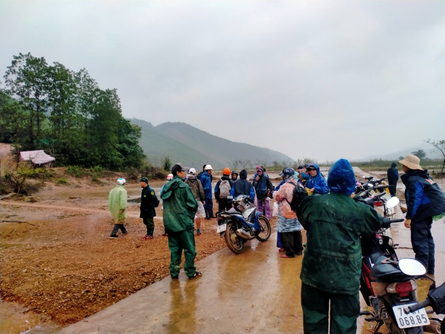 Gần 150 người đội mưa rét tìm cụ ông mất tích trong rừng