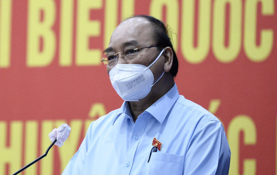 Chủ tịch nước Nguyễn Xuân Phúc trao đổi với các cử tri TPHCM tại buổi tiếp xúc