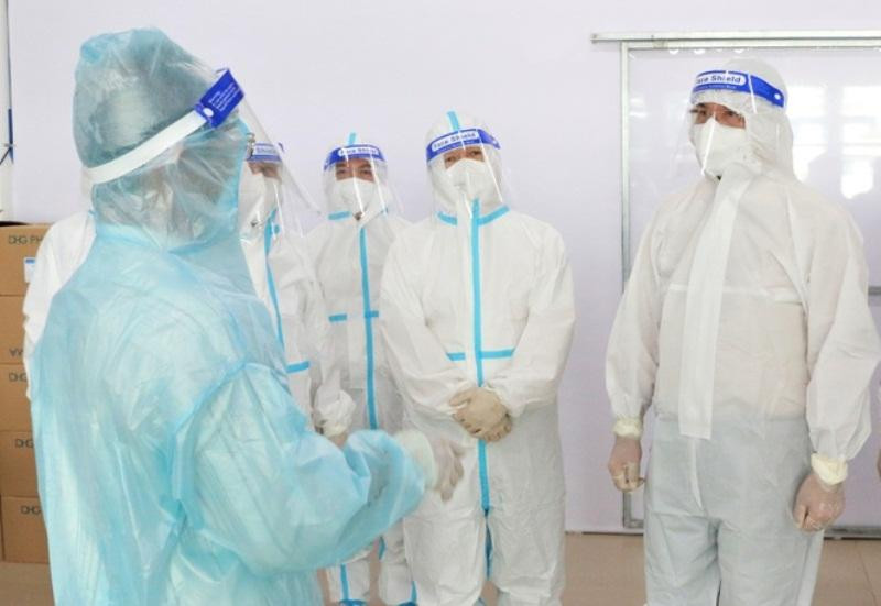 Bí thư Thành uỷ Nguyễn Văn Nên (ngoài cùng bên phải) thăm khu thu dung điều trị các F0 triệu chứng nhẹ tại Khu Công nghệ cao TPHCM