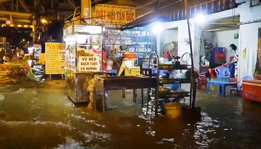 Người dân TPHCM bị đảo lộn đời sống, sinh hoạt do triều cường gây ngập úng nhiều khu vực 