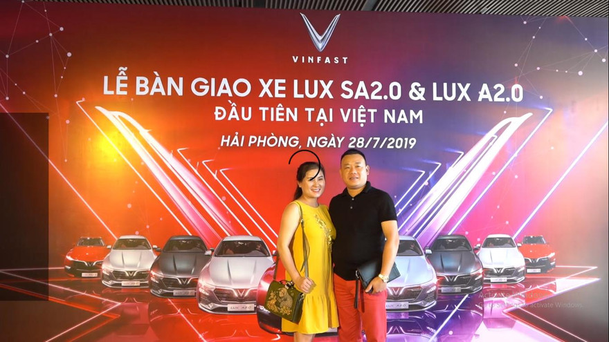 VinFast cho khách hàng nhận xe ngay tại dây chuyền