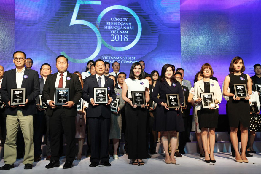 Đại điện Công ty CP Thế giới di động (áo trắng-đúng giữa) nhận giải thưởng