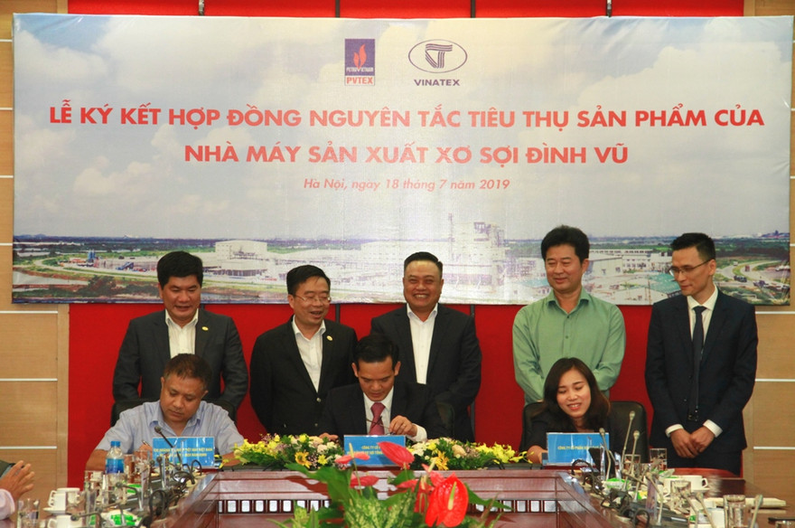 PVTEX ký kết hợp đồng nguyên tắc tiêu thụ sản phẩm xơ sợi tổng hợp